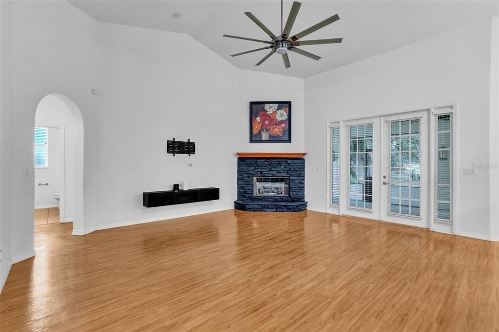 En Venta: $550,000 (4 camas, 2 baños, 2196 Pies cuadrados)