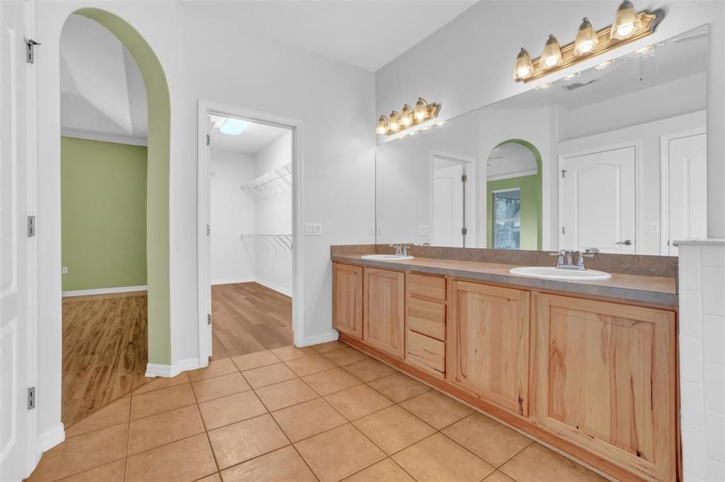 En Venta: $550,000 (4 camas, 2 baños, 2196 Pies cuadrados)