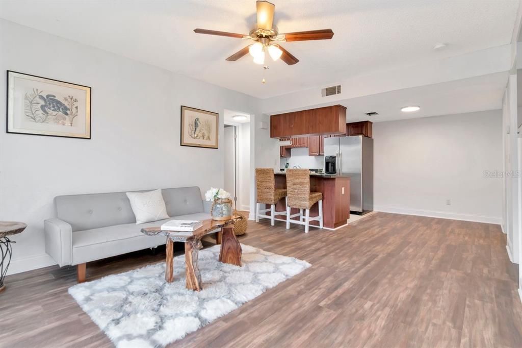 En Venta: $179,900 (2 camas, 2 baños, 834 Pies cuadrados)