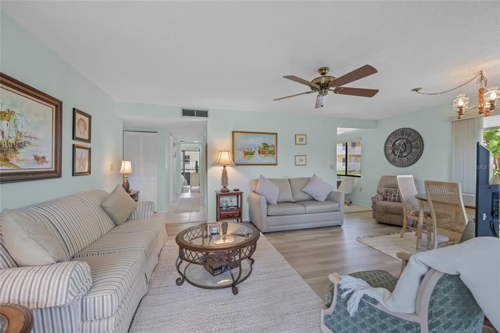 На продажу: $499,000 (2 спален, 2 ванн, 934 Квадратных фут)