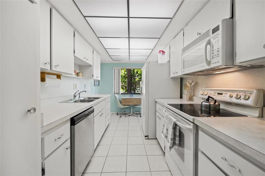 На продажу: $499,000 (2 спален, 2 ванн, 934 Квадратных фут)