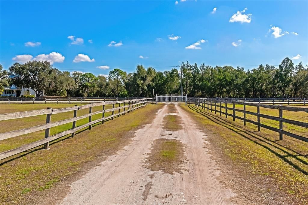 For Sale: $850,000 (3 beds, 3 baths, 2634 Square Feet)