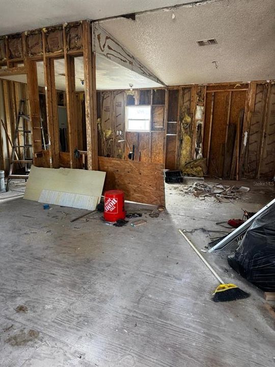 For Sale: $100,000 (3 beds, 2 baths, 1196 Square Feet)