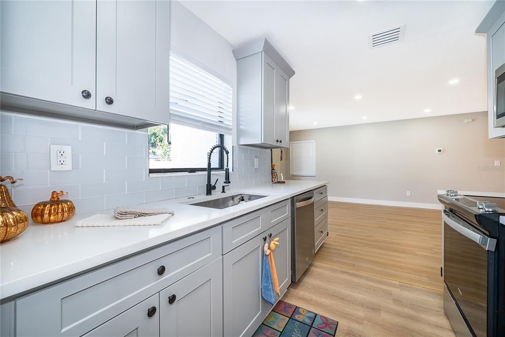 出租: $2,500 (3 贝兹, 2 浴室, 1684 平方英尺)