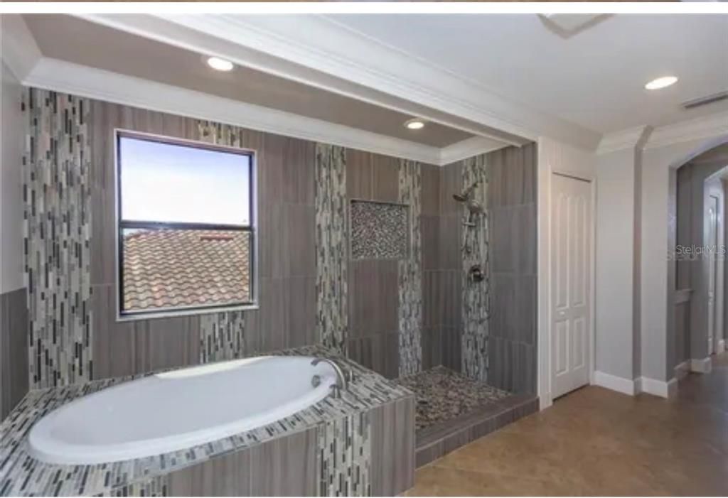 For Rent: $5,000 (6 beds, 3 baths, 3250 Square Feet)