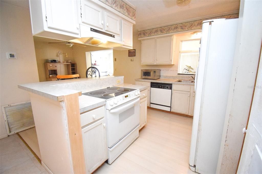 For Sale: $329,900 (2 beds, 2 baths, 1388 Square Feet)