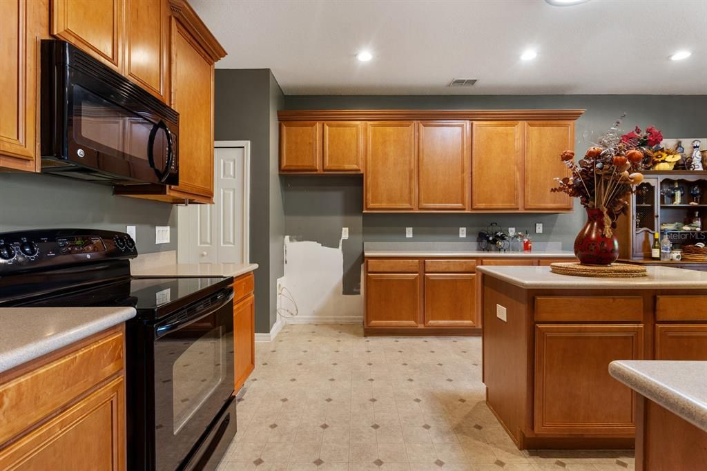 For Sale: $475,000 (5 beds, 4 baths, 3732 Square Feet)