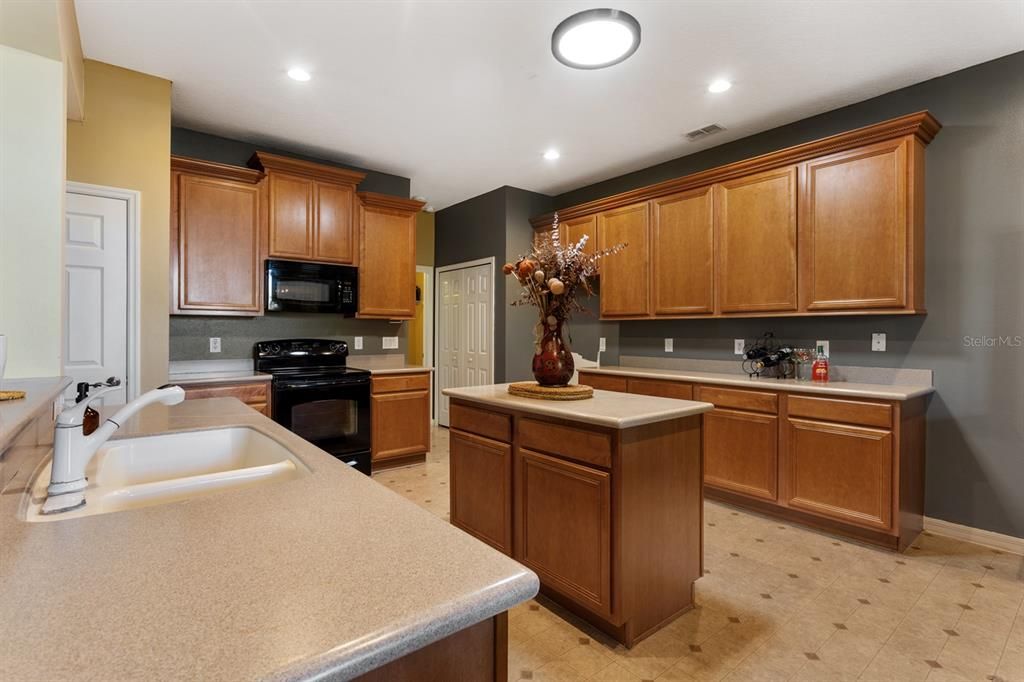 For Sale: $475,000 (5 beds, 4 baths, 3732 Square Feet)