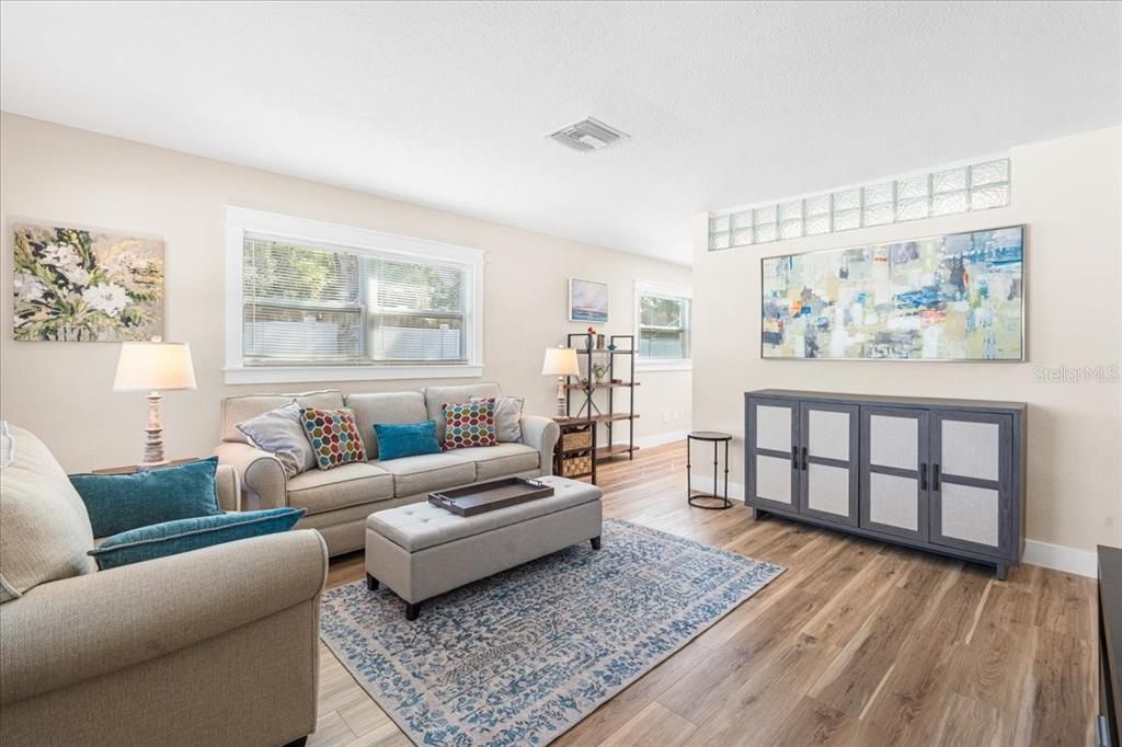 For Sale: $329,000 (2 beds, 1 baths, 1088 Square Feet)