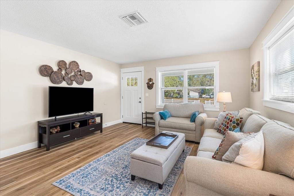 For Sale: $329,000 (2 beds, 1 baths, 1088 Square Feet)