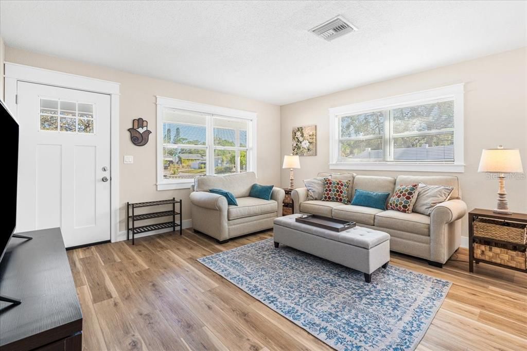 For Sale: $329,000 (2 beds, 1 baths, 1088 Square Feet)