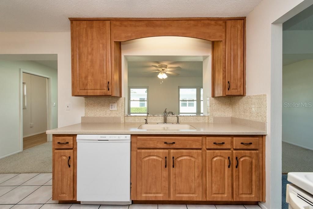 На продажу: $360,000 (2 спален, 2 ванн, 1576 Квадратных фут)