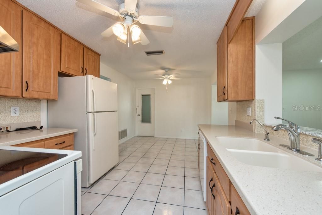 На продажу: $360,000 (2 спален, 2 ванн, 1576 Квадратных фут)