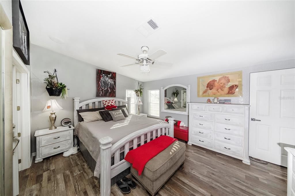 En Venta: $369,000 (4 camas, 2 baños, 2094 Pies cuadrados)