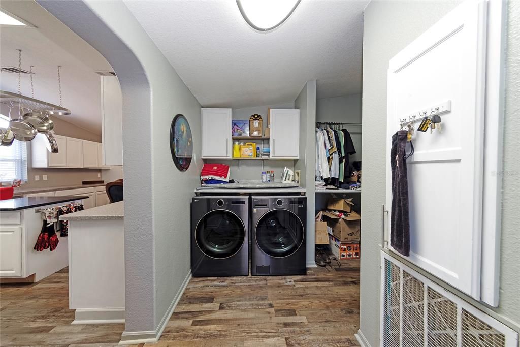 En Venta: $369,000 (4 camas, 2 baños, 2094 Pies cuadrados)