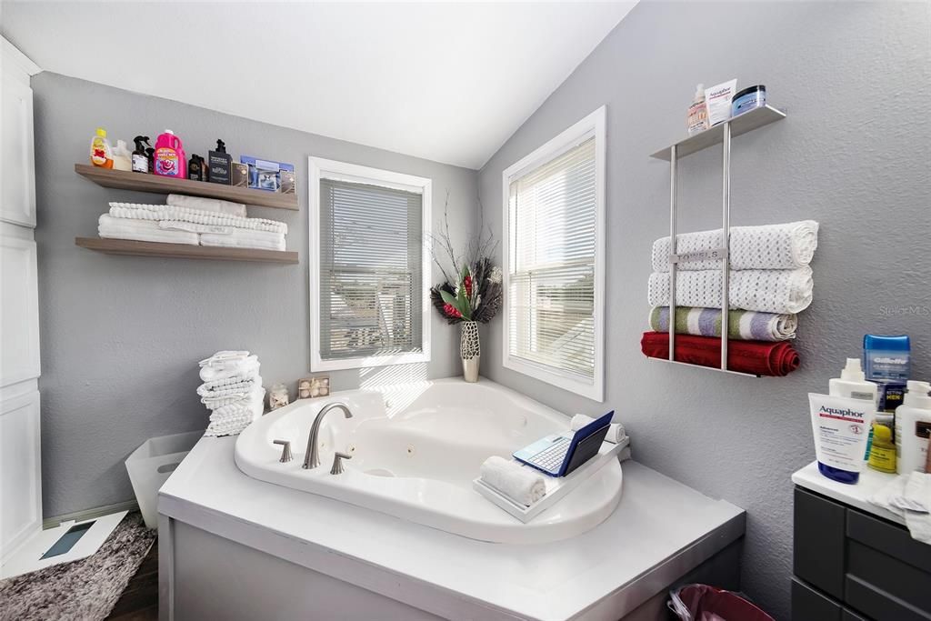 En Venta: $369,000 (4 camas, 2 baños, 2094 Pies cuadrados)