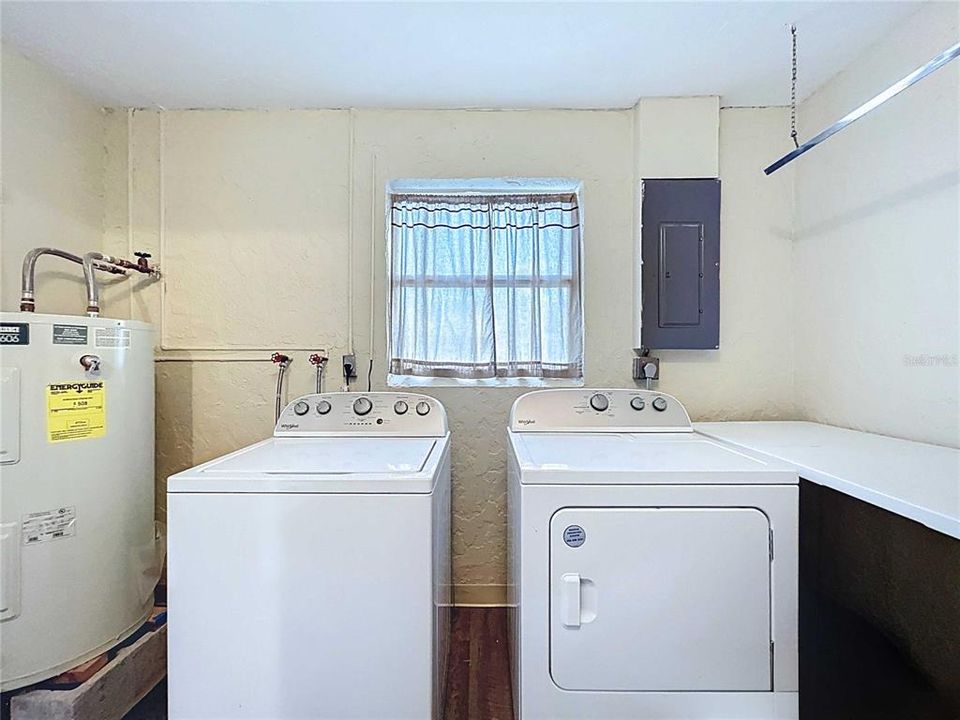 For Sale: $230,000 (4 beds, 1 baths, 1040 Square Feet)