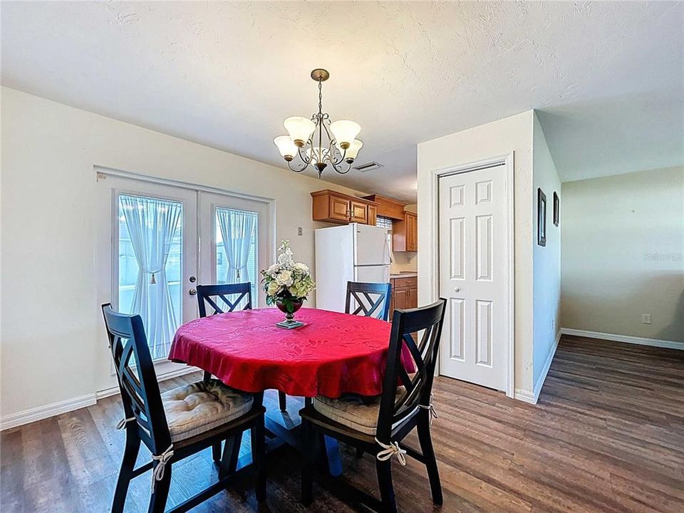 For Sale: $230,000 (4 beds, 1 baths, 1040 Square Feet)