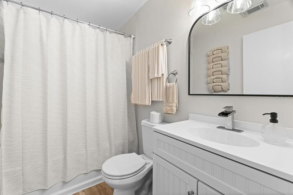 For Sale: $370,000 (2 beds, 2 baths, 1196 Square Feet)