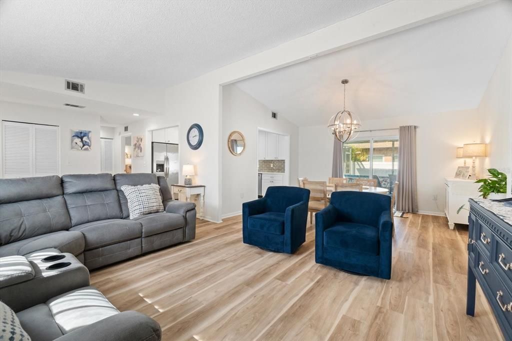 For Sale: $370,000 (2 beds, 2 baths, 1196 Square Feet)