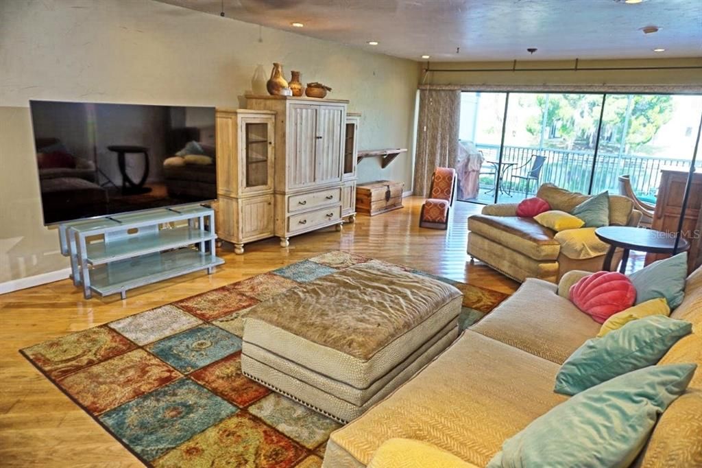 待售: $274,900 (2 贝兹, 2 浴室, 1368 平方英尺)