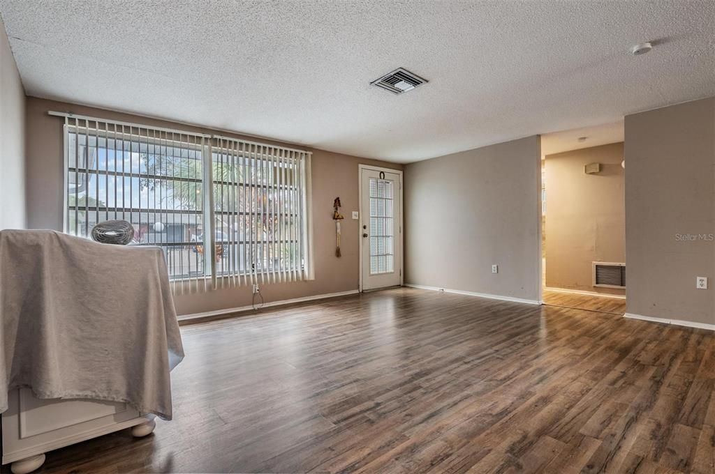 For Sale: $275,000 (2 beds, 2 baths, 1377 Square Feet)