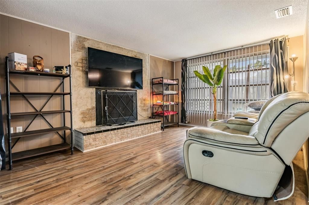 For Sale: $275,000 (2 beds, 2 baths, 1377 Square Feet)