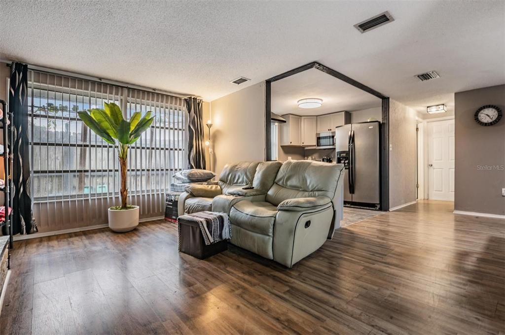 For Sale: $275,000 (2 beds, 2 baths, 1377 Square Feet)