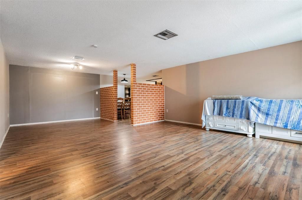 For Sale: $275,000 (2 beds, 2 baths, 1377 Square Feet)