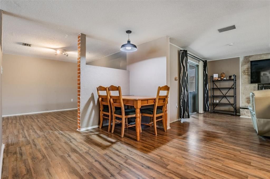 For Sale: $275,000 (2 beds, 2 baths, 1377 Square Feet)