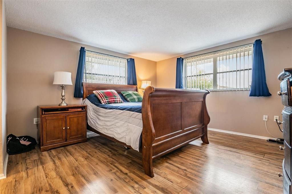 For Sale: $275,000 (2 beds, 2 baths, 1377 Square Feet)