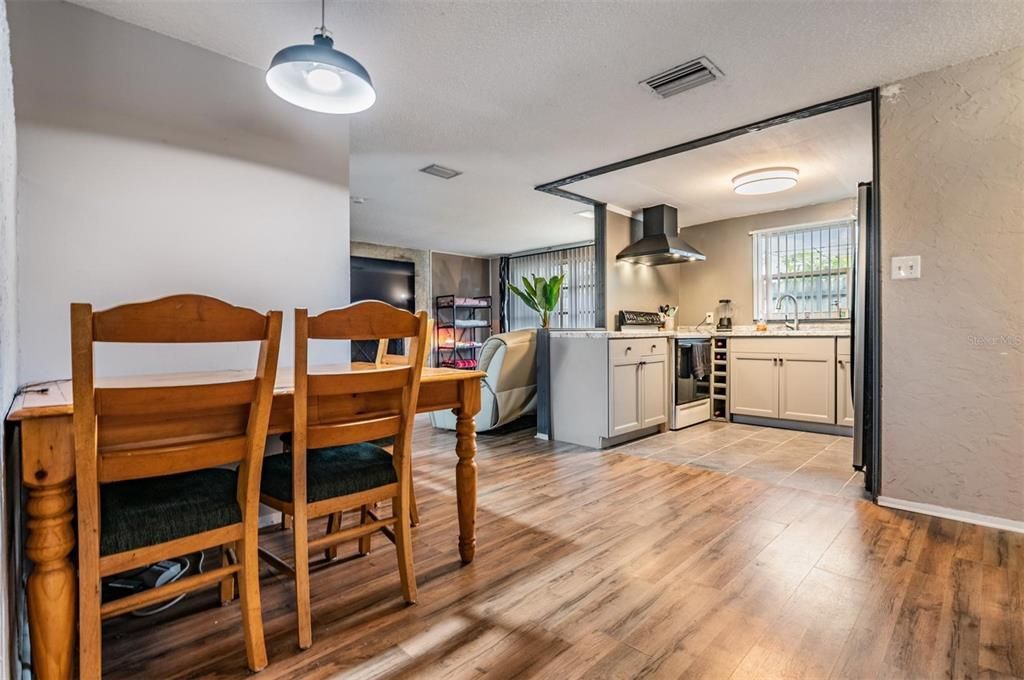 For Sale: $275,000 (2 beds, 2 baths, 1377 Square Feet)