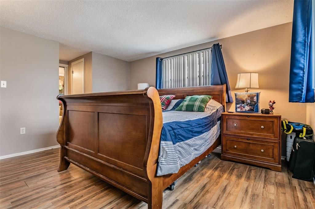 For Sale: $275,000 (2 beds, 2 baths, 1377 Square Feet)