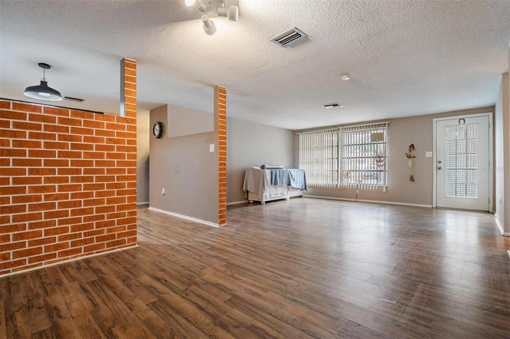 For Sale: $275,000 (2 beds, 2 baths, 1377 Square Feet)