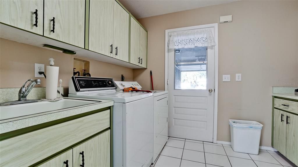 For Sale: $300,000 (2 beds, 2 baths, 1825 Square Feet)