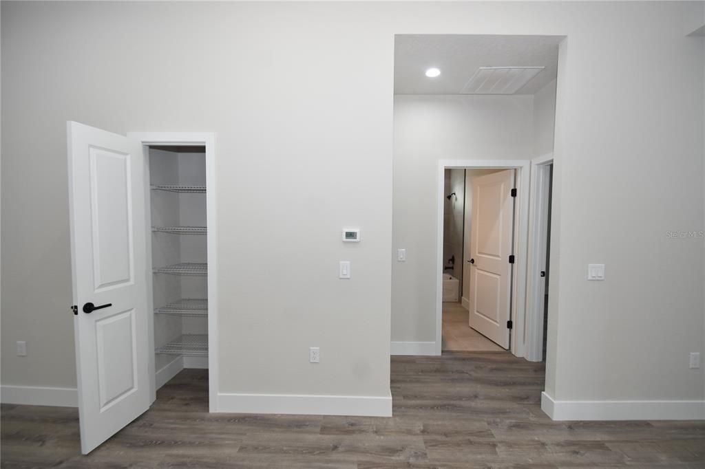 待售: $559,000 (6 贝兹, 0 浴室, 2742 平方英尺)