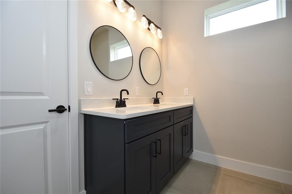 待售: $559,000 (6 贝兹, 0 浴室, 2742 平方英尺)