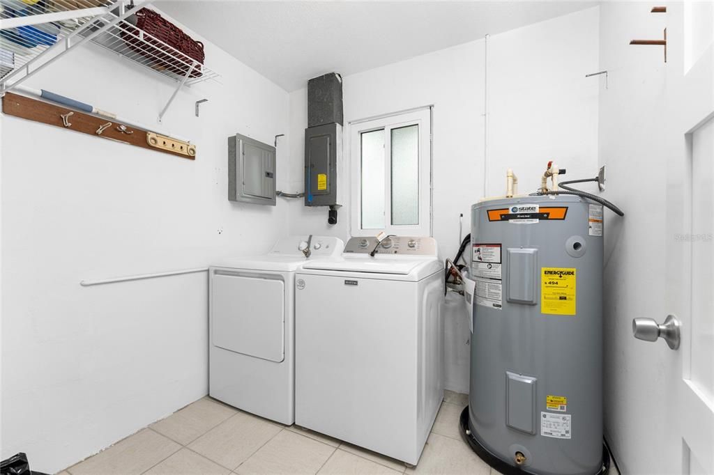 На продажу: $359,900 (2 спален, 2 ванн, 1275 Квадратных фут)