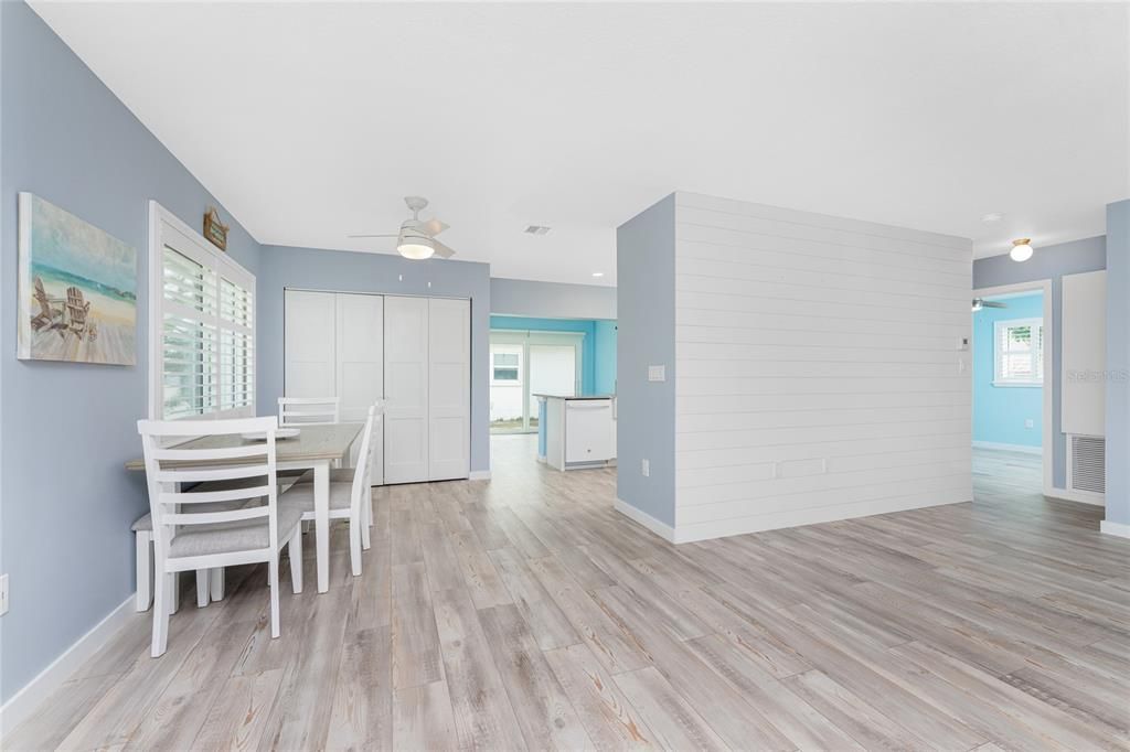 На продажу: $359,900 (2 спален, 2 ванн, 1275 Квадратных фут)