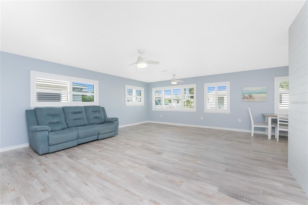 На продажу: $359,900 (2 спален, 2 ванн, 1275 Квадратных фут)