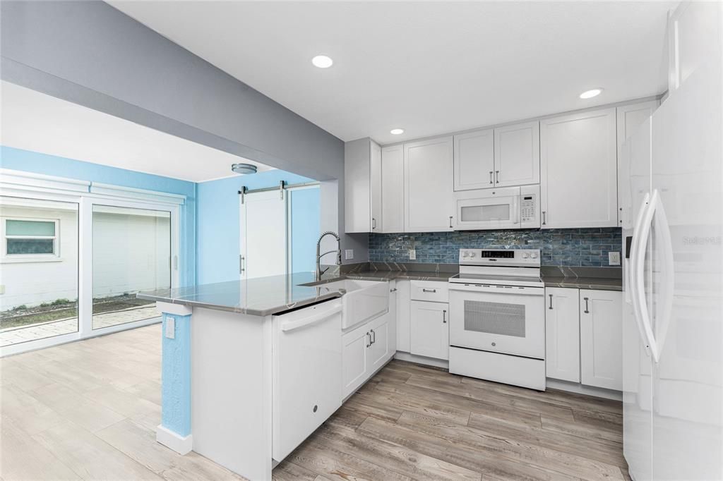 На продажу: $359,900 (2 спален, 2 ванн, 1275 Квадратных фут)