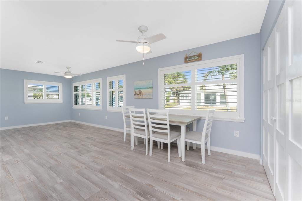 На продажу: $359,900 (2 спален, 2 ванн, 1275 Квадратных фут)