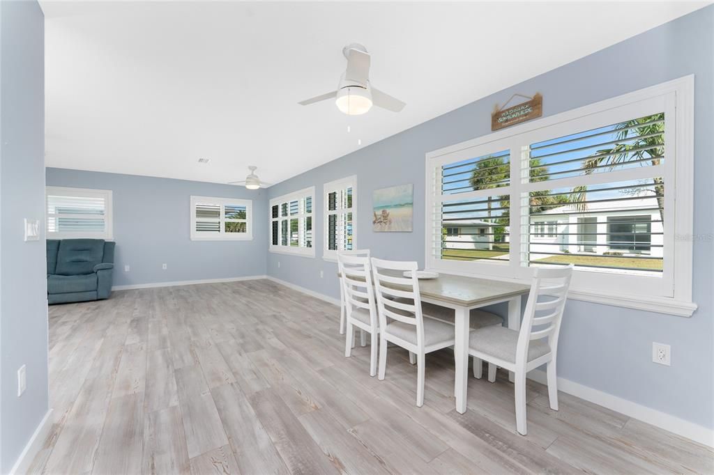 На продажу: $359,900 (2 спален, 2 ванн, 1275 Квадратных фут)