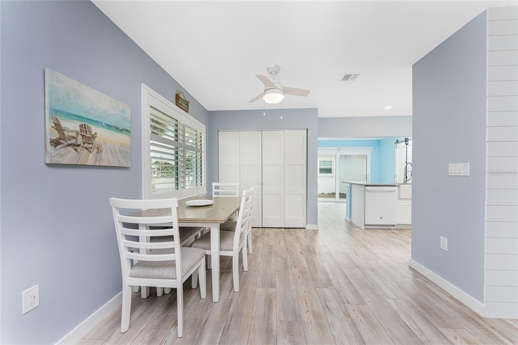 На продажу: $359,900 (2 спален, 2 ванн, 1275 Квадратных фут)