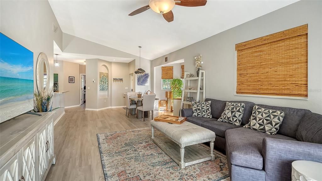 For Sale: $299,000 (2 beds, 2 baths, 1243 Square Feet)