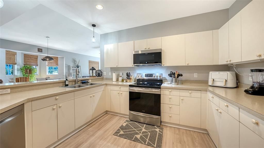 For Sale: $299,000 (2 beds, 2 baths, 1243 Square Feet)