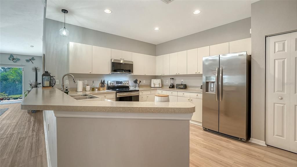 For Sale: $299,000 (2 beds, 2 baths, 1243 Square Feet)