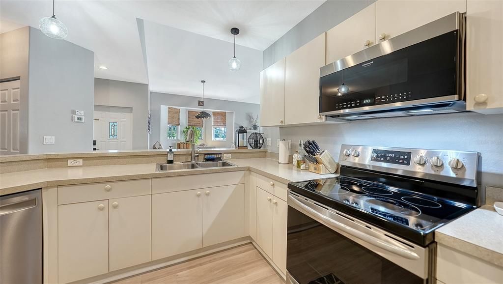 For Sale: $299,000 (2 beds, 2 baths, 1243 Square Feet)