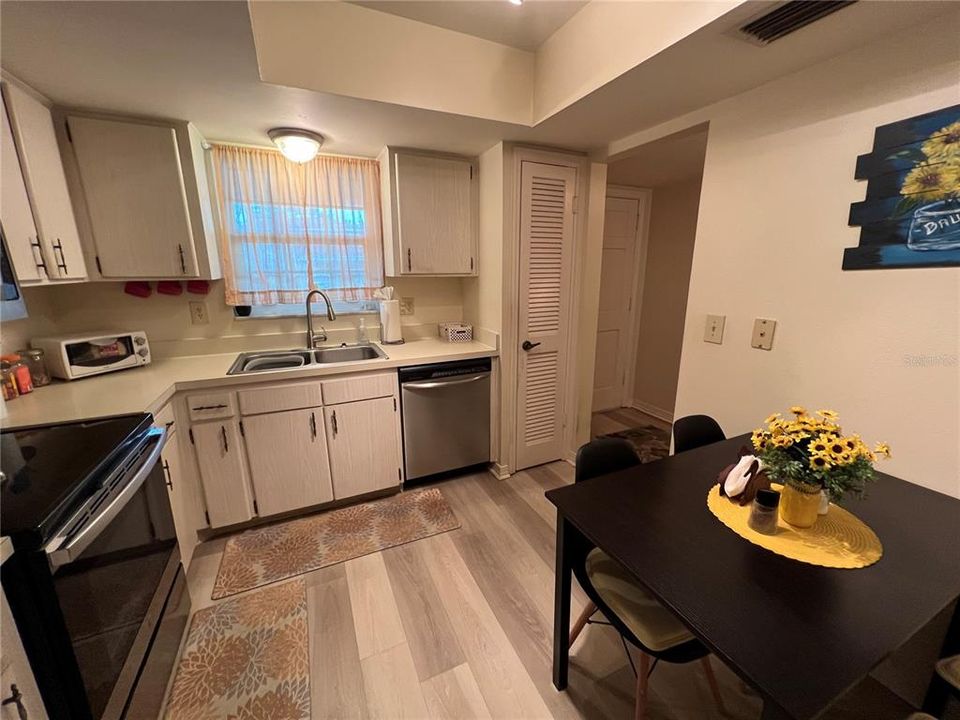 For Sale: $205,000 (1 beds, 1 baths, 864 Square Feet)