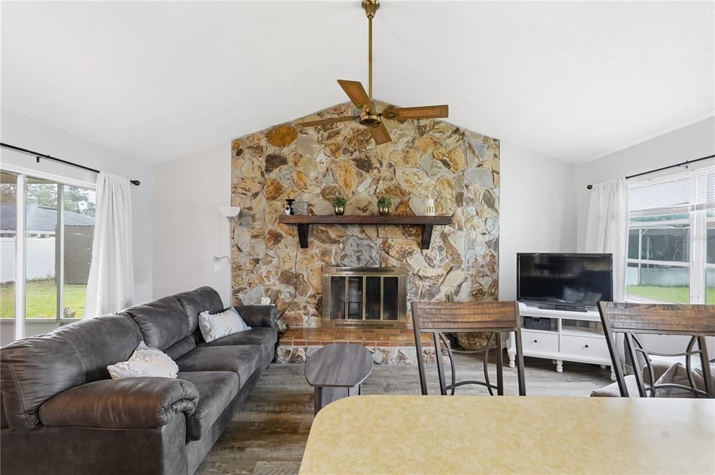 待售: $249,900 (2 贝兹, 2 浴室, 1396 平方英尺)